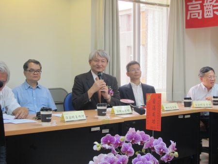 云林分院副院长刘宏辉（持麦克风者）表示：云林老年人口比率高，尤应积极投入高龄医学相关之研究与服务。