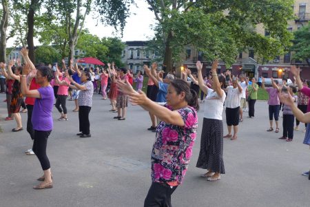 日落公園可說是華裔老人世界，許多福州人婆婆們在這裡跳舞健身。