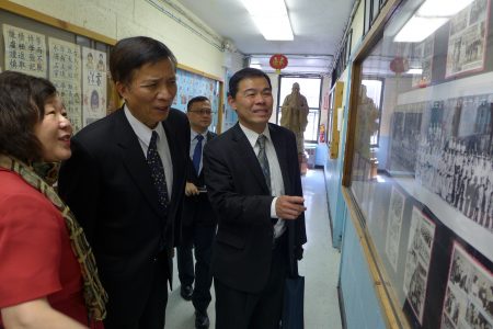王张令瑜校长（左）带高建智（中）参观华侨学校。