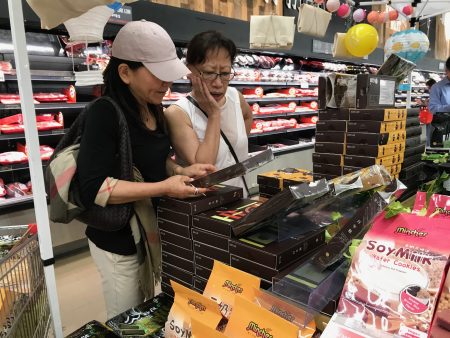 臺灣移民在採購臺灣食品。