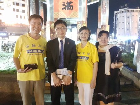 云林法轮功学员和与会贵宾台湾营救受迫害法轮功学员协会秘书长林殿堂（左二）合影。