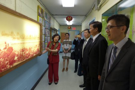 王张令瑜校长向高建智一行介绍华侨学校。
