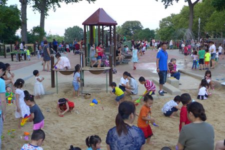 在日落公园玩乐的华人小孩也特别多。