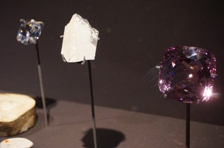 中间这颗矿石成分与超人电影提到的“氪星石”成分简直一模一样。