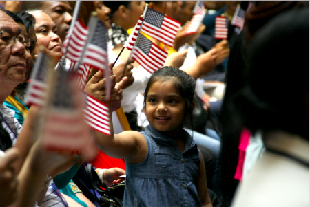 一位来自孟加拉的小女孩，昨天和母亲一起入籍，成为美国公民。