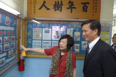 王张令瑜校长向高建智介绍华侨学校。