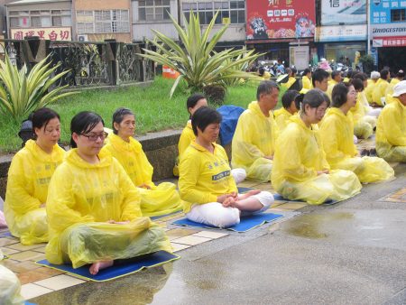 云林法轮功学员在斗六圆环和平理性的静坐，呼吁世人共同制止迫害。