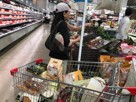 台湾移民在采购台湾食品，不一会购物车就装满了。