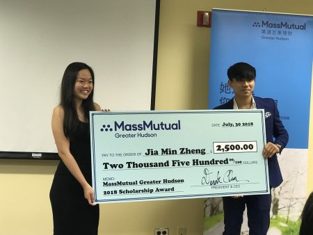 新泽西Harrison高中毕业、升入Brandeis大学的华裔学生郑Jiamin（Kelly，左）获得亚军奖学金2500元。