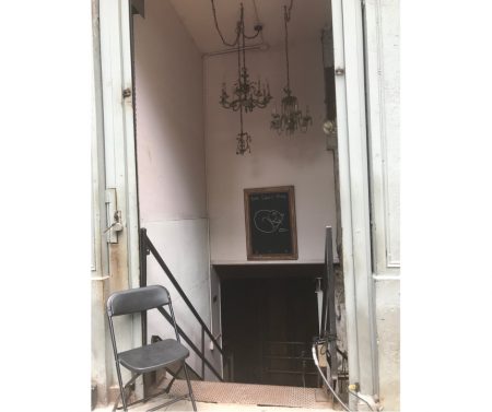 位在基絲汀街的地下酒吧。