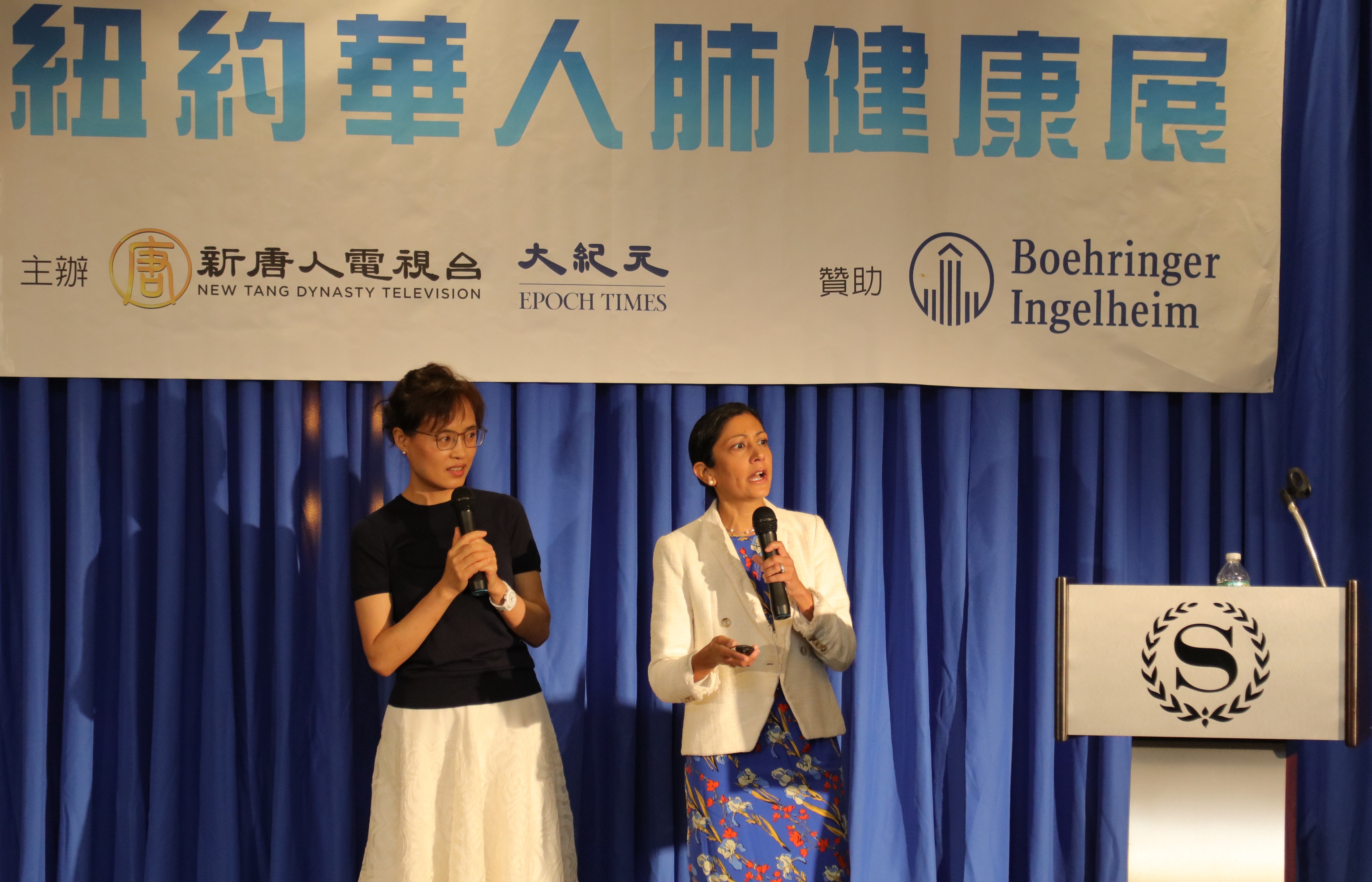 哥伦比亚大学医学中心副教授帕蒂尔医生解答观众提问。（张学慧/大纪元）