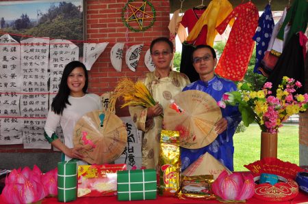 竹北社大越南語老師陳秋賢(左1)和學生一起合影，展位的擺飾特別具有文化特色