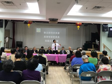 侨委会副委员长高建智上任后首访纽约，在台湾会馆与侨胞见面。