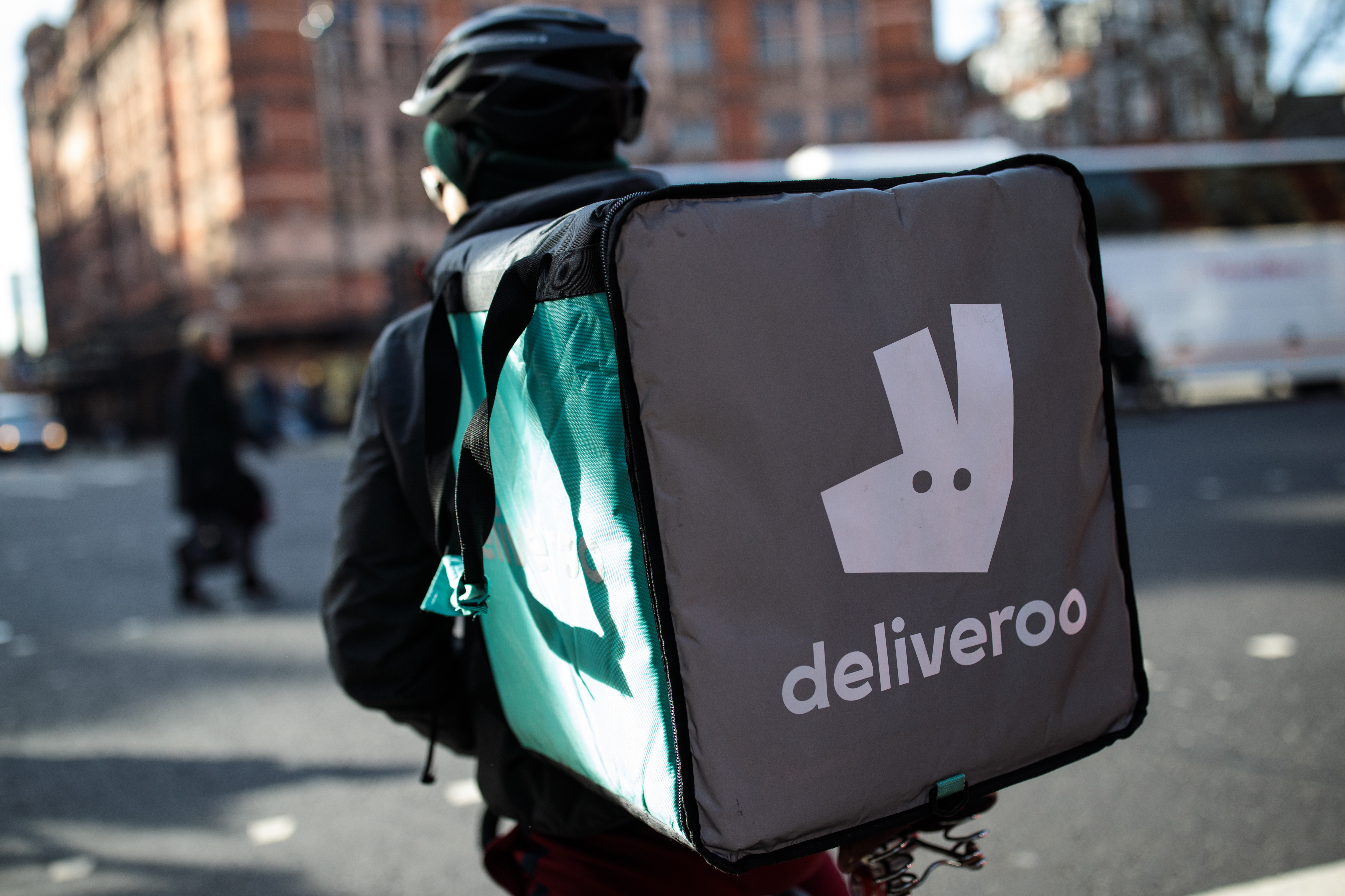 单车送餐公司Deliveroo向客户和餐馆收取服务费。( Jack Taylor/Getty Images)