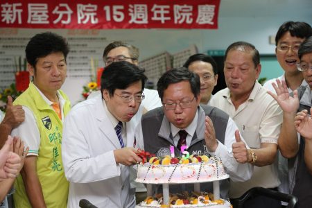 桃園市長鄭文燦（中）、院長鄭舜平（中左）一起吹蛋糕，右為分院長王偉傑。