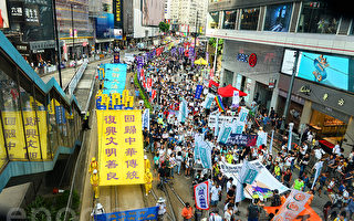 香港七一大遊行法輪功展風采 市民遊客讚賞