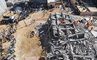 印度大樓砸大樓 兩樓全坍塌 6死50被埋