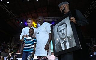 非洲11岁男童替法国总统画肖像 惊艳全球