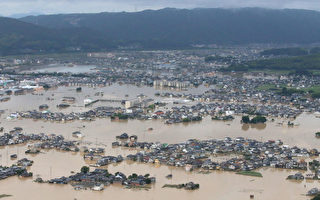 日本罕见暴雨80多死 千人被困 住宅变湖区