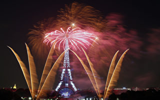 组图：法国庆大阅兵 艾菲尔铁塔烟花绽放