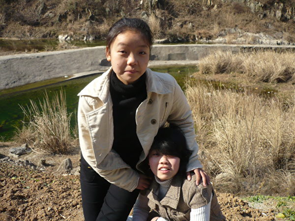 蒋立宇（左）和姐姐蒋炼娇（右）。2010年摄于蒋立宇家乡。（蒋炼娇提供）