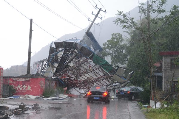2018年7月11日上午，今年第8号台风“玛莉亚”侵袭福州。图为福州市区一社区门前的一棵大树被台风刮断，将出行通道挡住。台风“玛莉亚”于当天09时10分在福建连江沿岸登陆。（大纪元资料室）