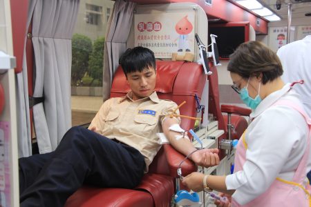 苗栗縣府替代役男挽袖捐獻熱血，以實際行動響應公益。