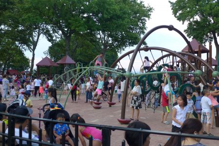 在日落公园玩乐的华人小孩也特别多。