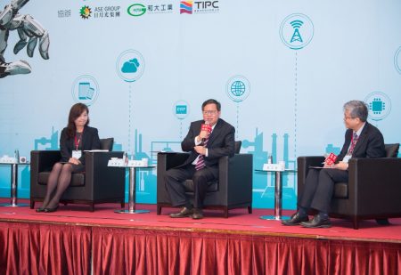 桃園市長鄭文燦（中）認為鼓勵中小企業創新，提供更好的軟體工具和物聯網科技。