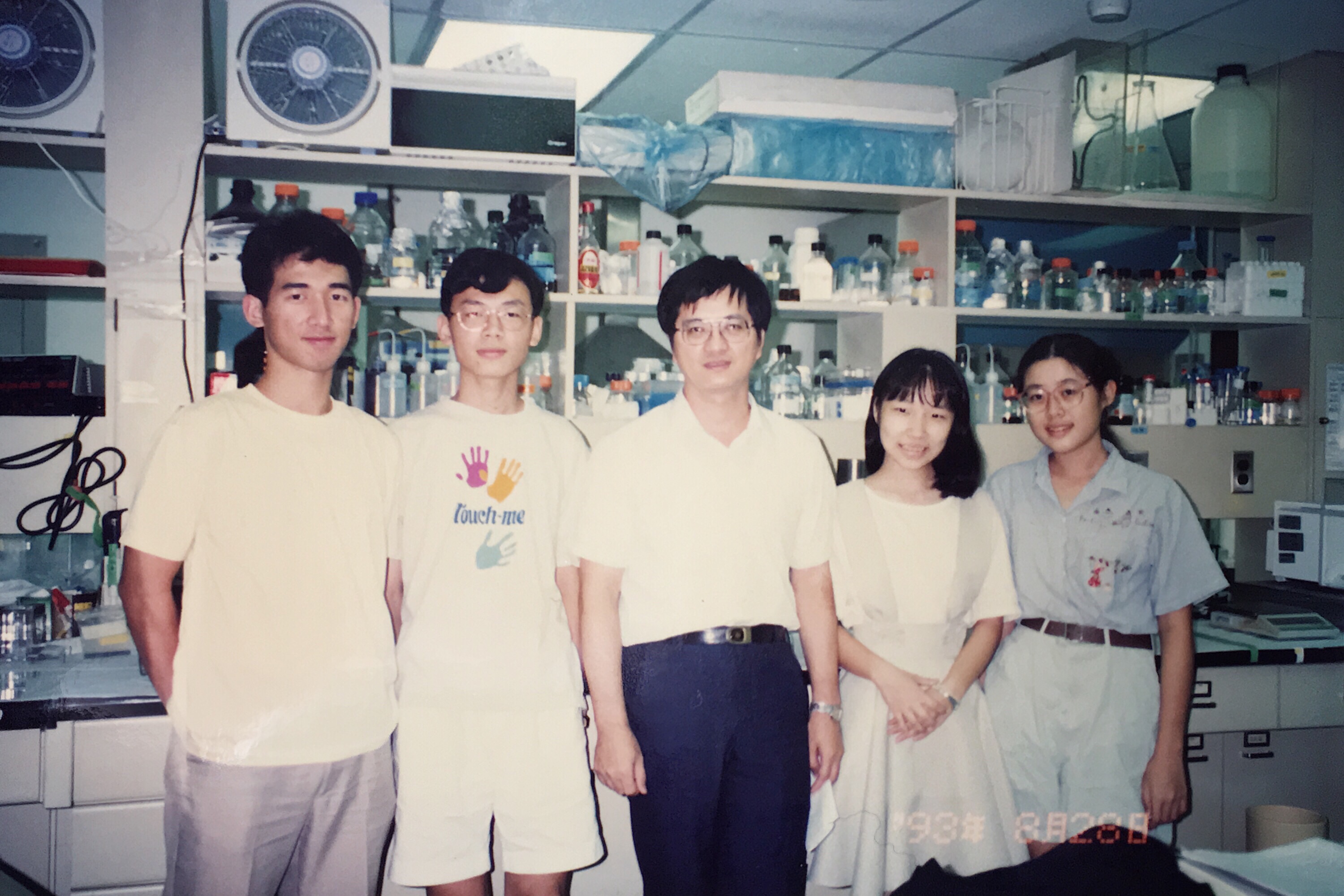 和严爱鑫(右二)当时一起参加实验计划的伙伴,至今仍是好朋友。中间是李德章老师。(图片来源/严爱鑫提供)