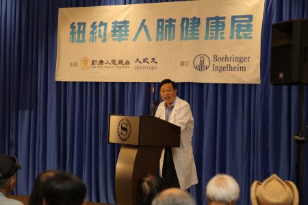中醫師周曉平在新唐人健康展上介紹中醫如何保養肺。