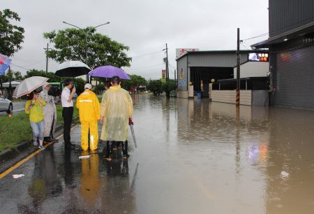瞬間暴雨造成高雄多處積淹水，高市副市長2日前往鳥松區神農路視察淹水情形。