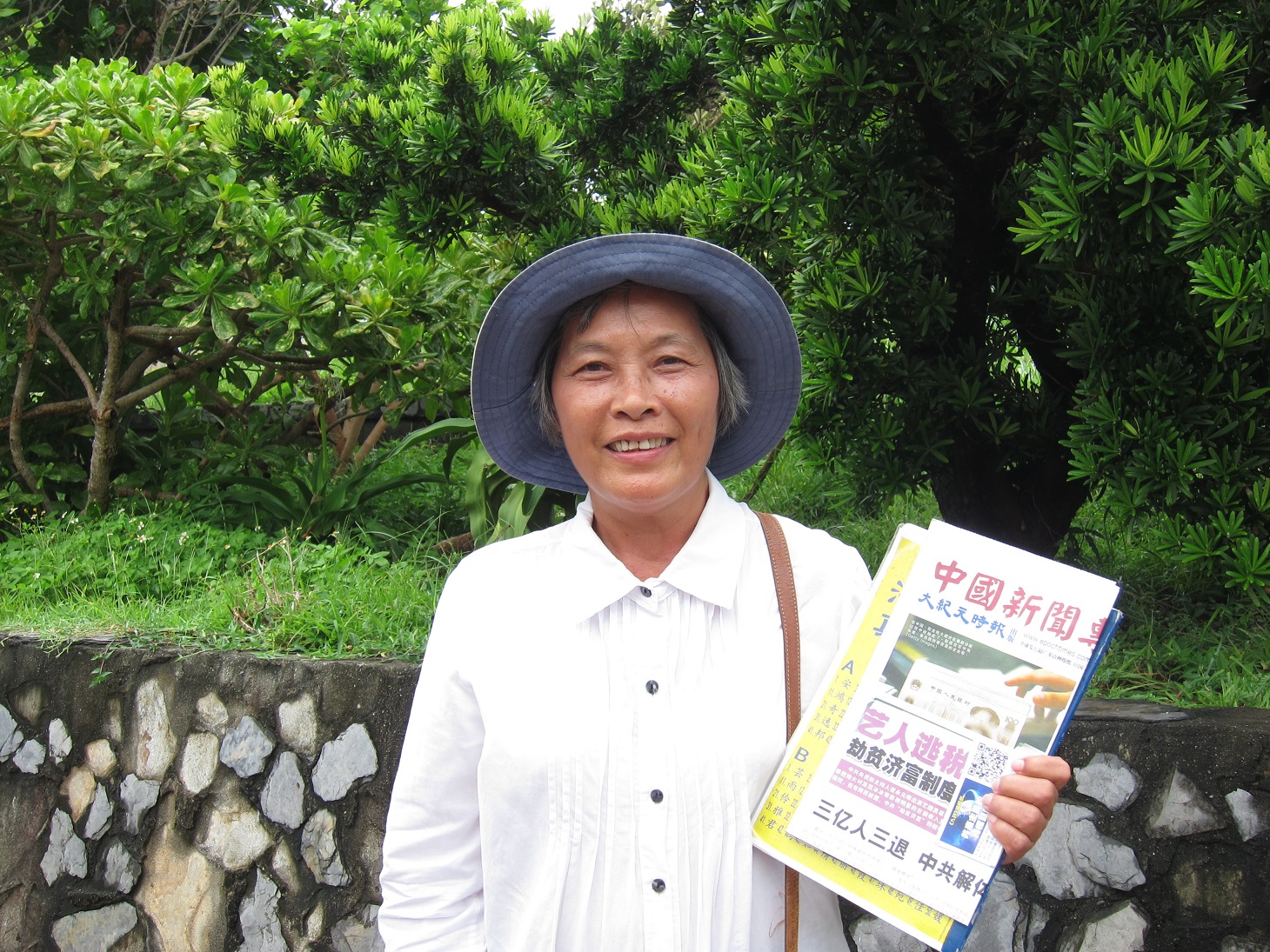 法輪功學員李秋燕在墾丁貓鼻頭景點講真相。(簡惠敏/大紀元)