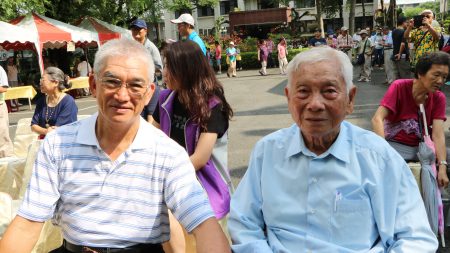 嘉義農業試驗分所二位退休員工也來分享分所百歲生日喜慶，94歲楊遜謙先生(右)及剛退休的駱清令先生。