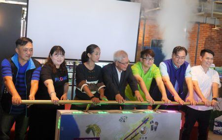 高雄市副市长蔡复进（中）和产业代表7月26日在栈贰库启动“青山蓝海．绿廊道”双轴产业串连计划。