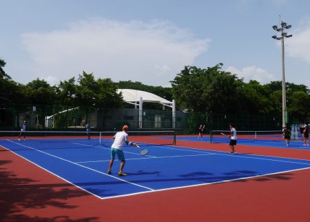 亚运开赛在即，软式网球选手在桥头竹林网球场加强训练。