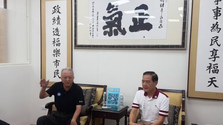 国民党所属的黄国新党部主委赵建烁（左）呼吁大家要团结