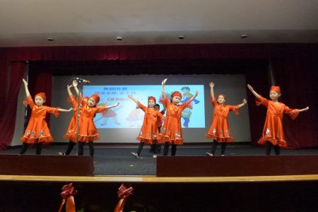 華僑學校舞蹈（2）班表演「愛勞動的孩子」。