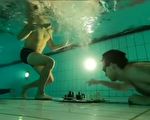 伦敦水下西洋棋赛 不仅考验脑力 还要会憋气