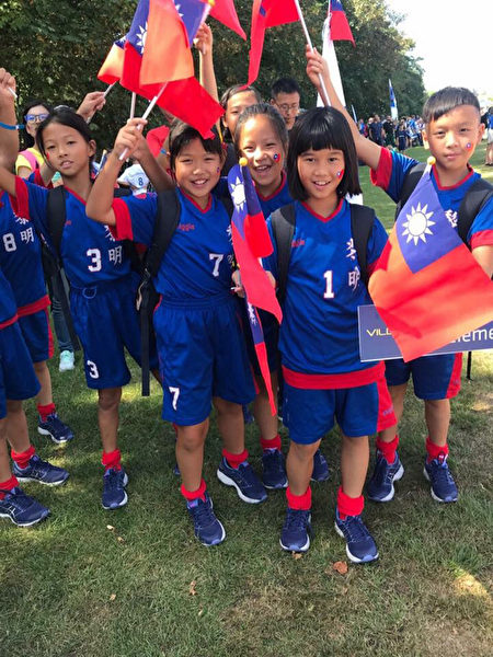 国际足球分龄赛 台湾两校男女足球队夺冠