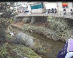 警方赤脚走进水沟救人  雨天路湿滑小心走