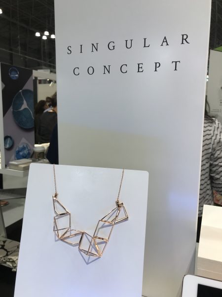 “Singular Concept”金属饰品。