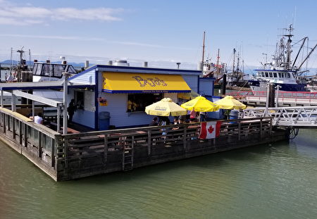 图：位于列治文渔人码头水岸的Pajo’s店。在静谧的清晨，享受着轻柔的海风吹拂，品尝这闻名于世的炸鱼薯条。（陈新宇/大纪元）