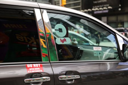 在调查研究了12个月之后，纽约市议会推出了一系列针对Uber等共享租车的限制法案，其中包括暂停大多数新车牌照的核发。