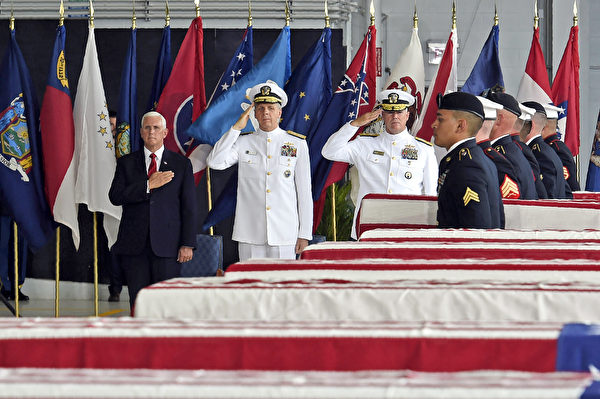 8月1日，55具韩战美军遗体抵达夏威夷的珍珠港-希卡姆联合基地，美国副总统彭斯迎接致敬。(RONEN ZILBERMAN/AFP/Getty Images)