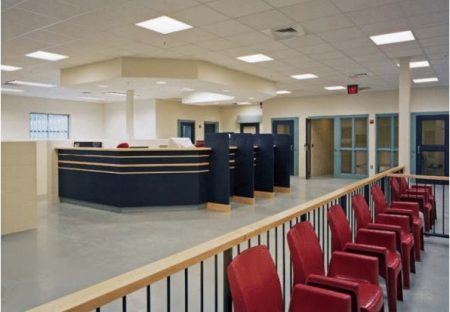 监狱访客区和前台登记区的设计。