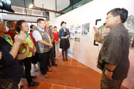 老照片提供者為與會貴賓導覽解說臺三線客庄老照片故事。