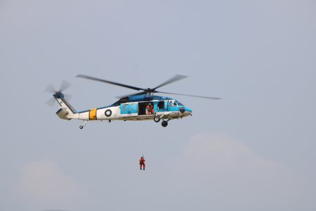  海鸥救援直升机S－70C直升机进行“平面8字”等少见的性能展示，为其退役前最后一场公开性能演示。