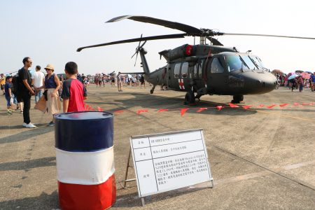  营区也有装备静态展示，如将服役的UH-60M黑鹰救护直升机首度在大众面前亮相，机身已涂上象征救护的红十字图案，将取代S-70C海鸥直升机。