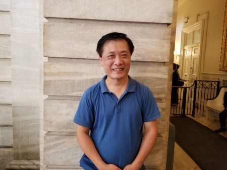 华裔陈金海开计程车已经18年了，他在签署现场很高兴地表示，希望以后的收入能提高。